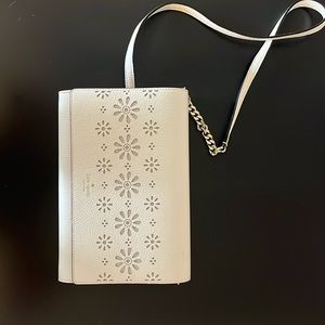 White floral Kate Spade crossbody clutch